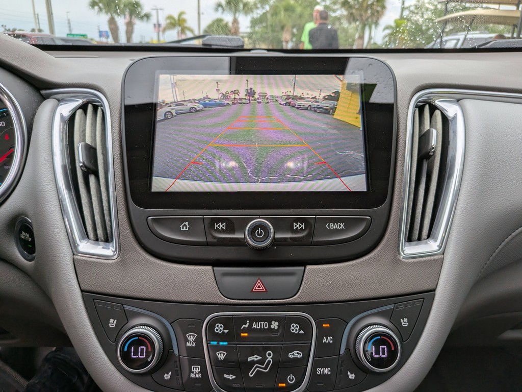 Chevrolet Malibu Vehicle Full-screen Gallery Image 23