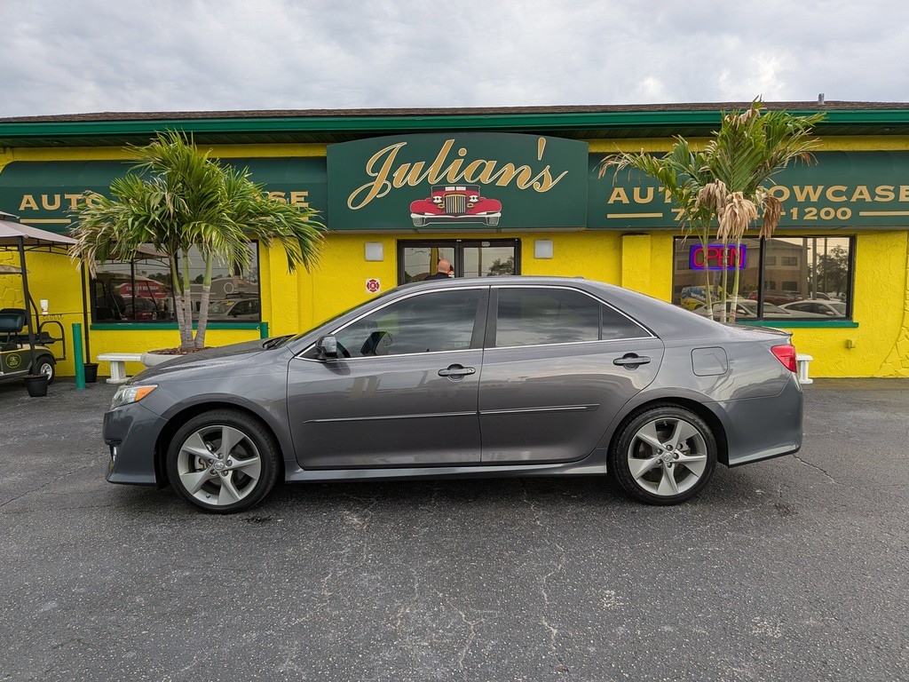 Toyota Camry Vehicle Full-screen Gallery Image 02