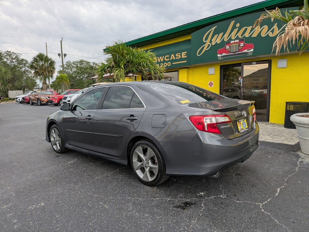 Toyota Camry Vehicle Full-screen Gallery Image 03