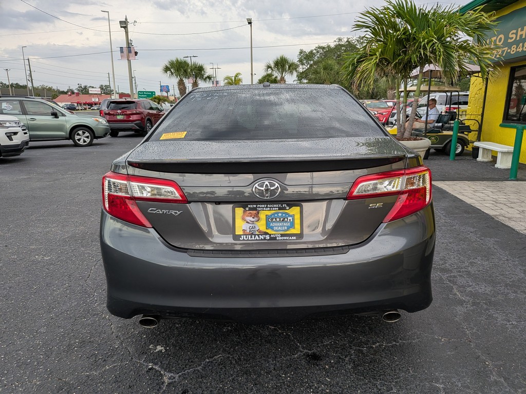 Toyota Camry Vehicle Full-screen Gallery Image 04