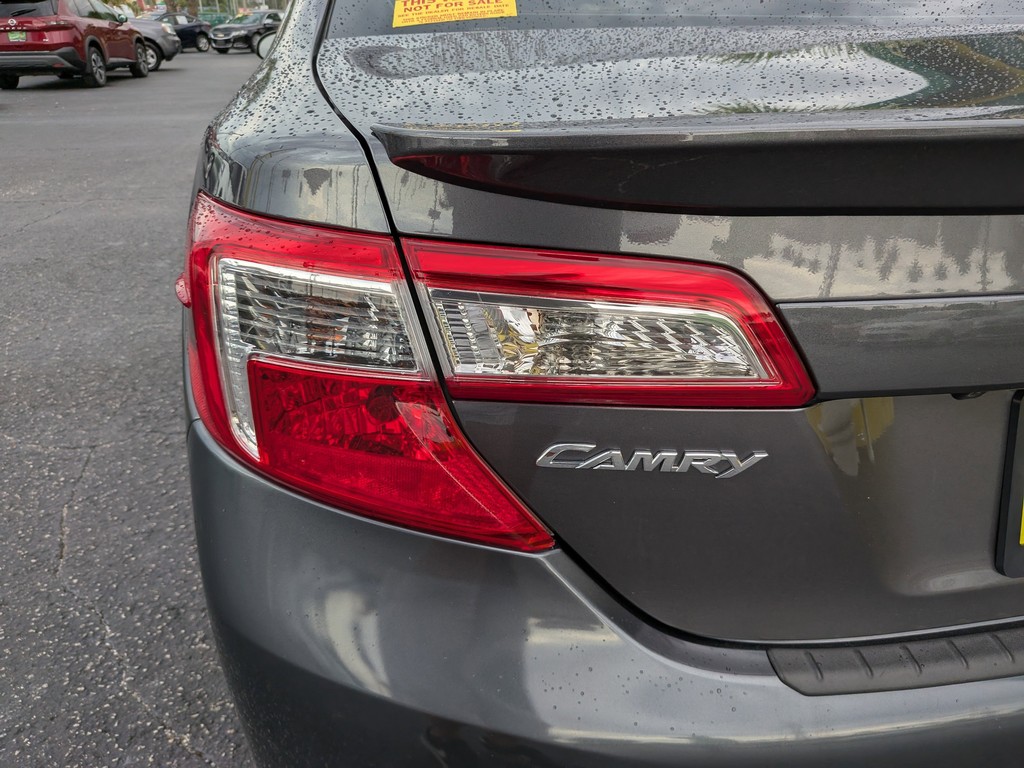 Toyota Camry Vehicle Full-screen Gallery Image 06