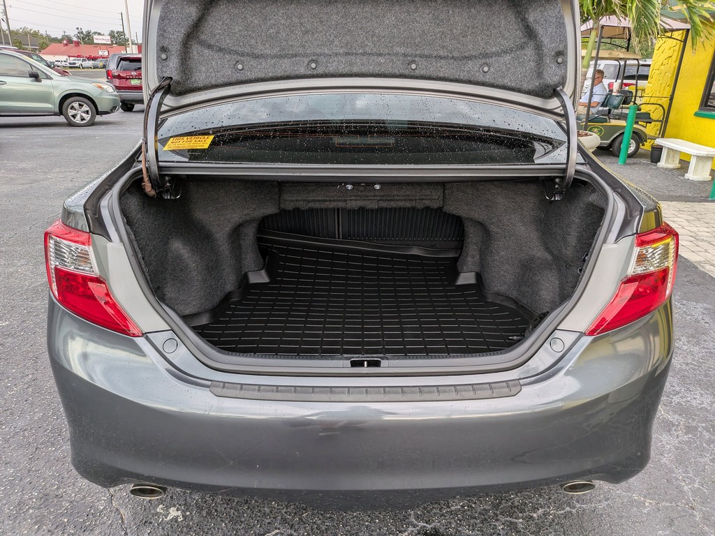 Toyota Camry Vehicle Full-screen Gallery Image 09