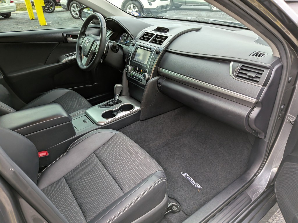 Toyota Camry Vehicle Full-screen Gallery Image 10