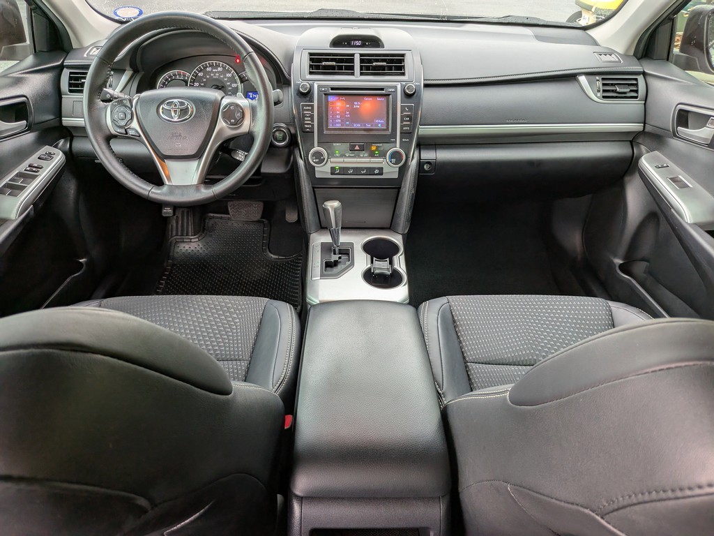 Toyota Camry Vehicle Full-screen Gallery Image 11