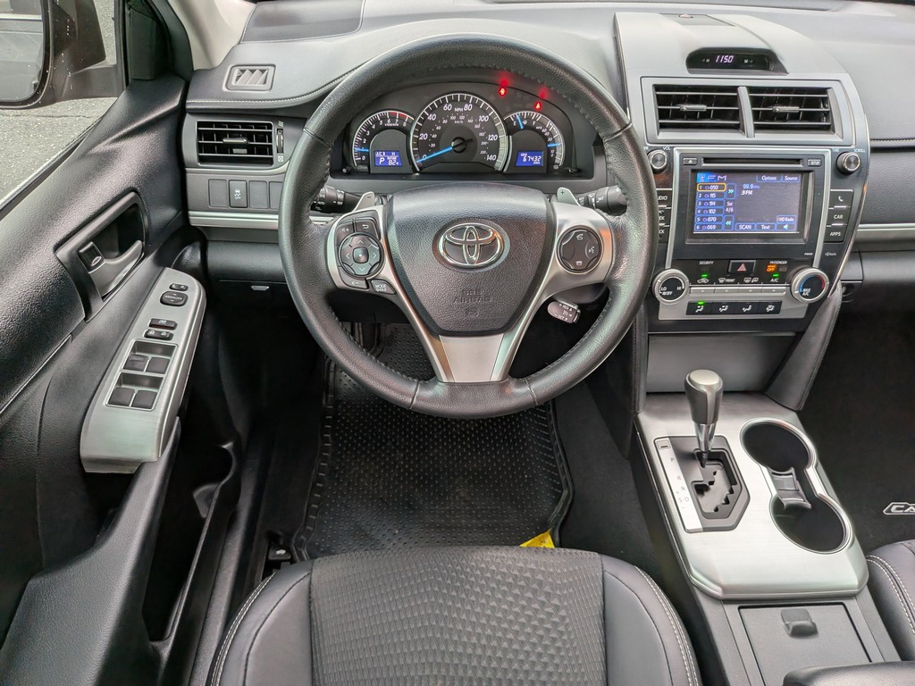 Toyota Camry Vehicle Full-screen Gallery Image 12