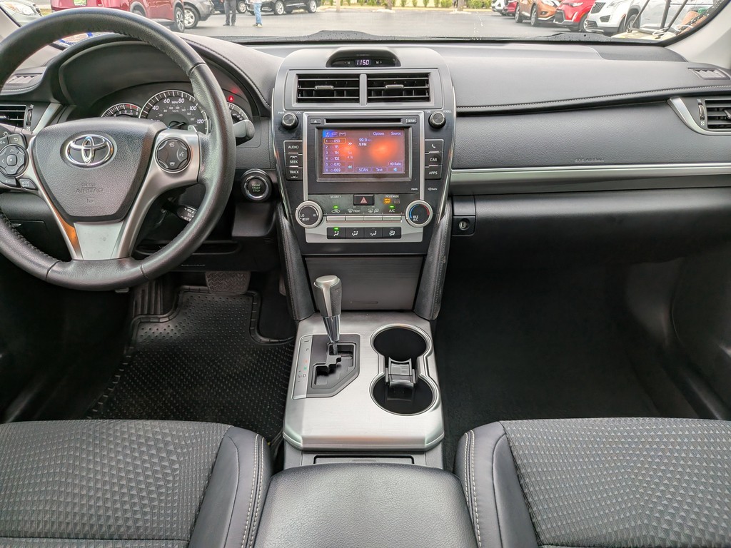 Toyota Camry Vehicle Full-screen Gallery Image 13