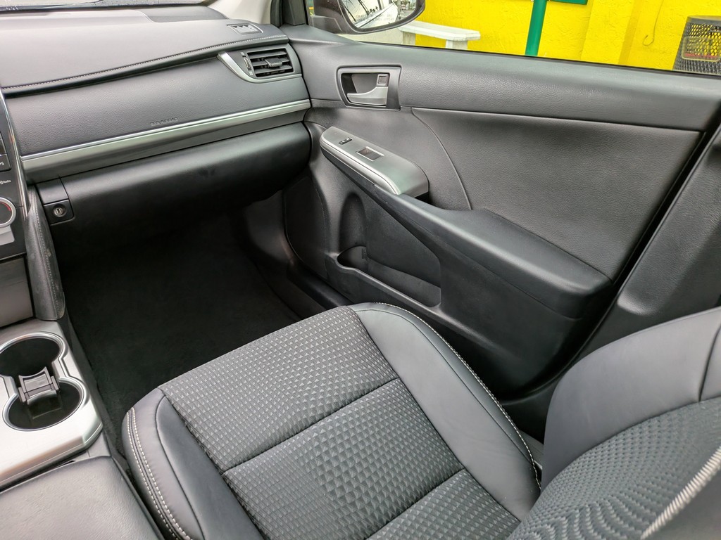 Toyota Camry Vehicle Full-screen Gallery Image 14