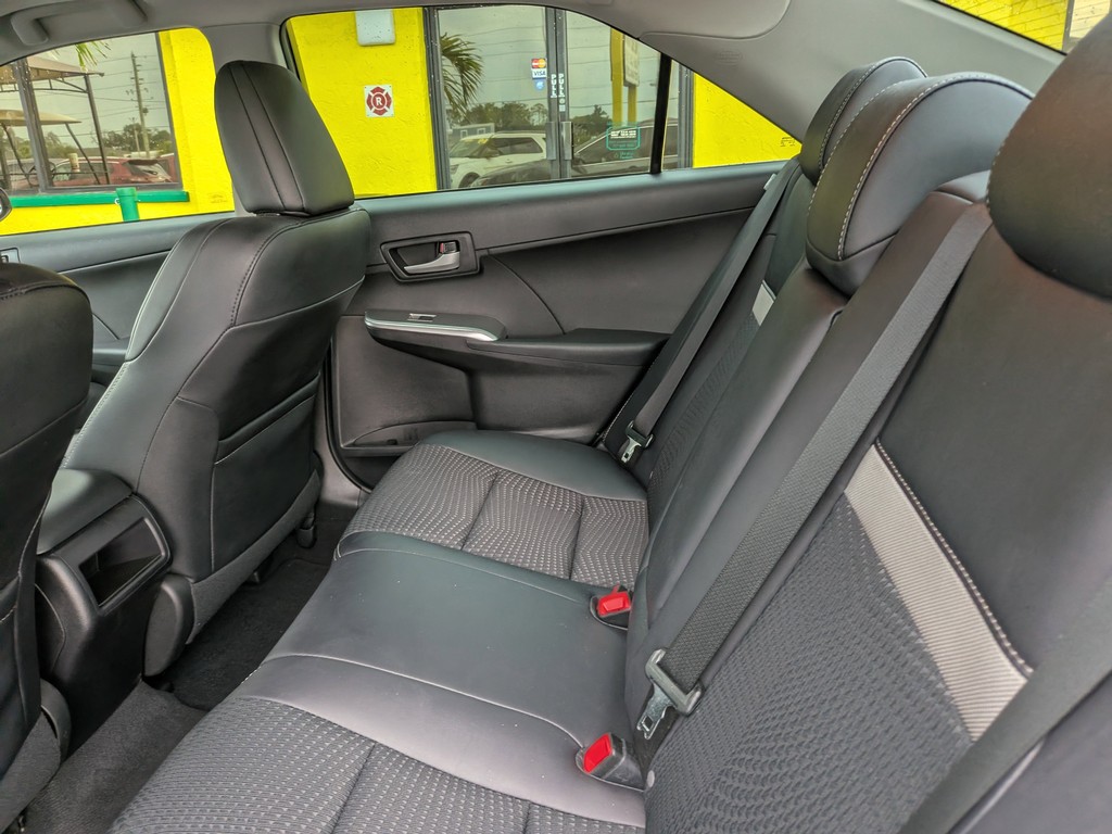 Toyota Camry Vehicle Full-screen Gallery Image 15