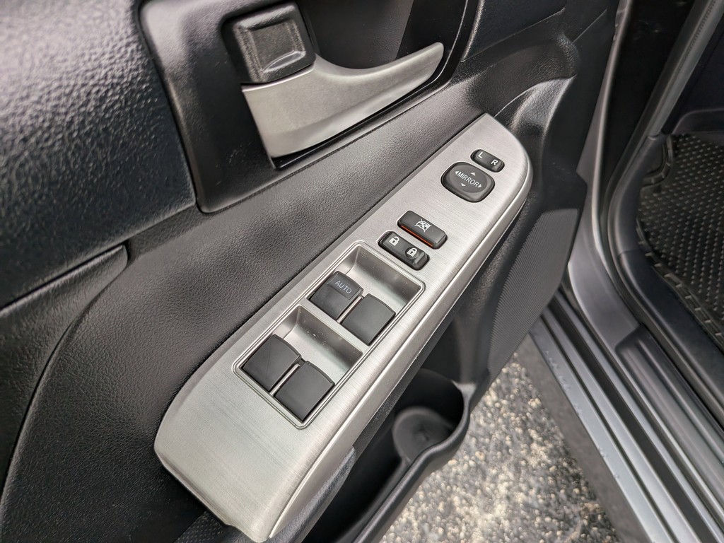 Toyota Camry Vehicle Full-screen Gallery Image 16