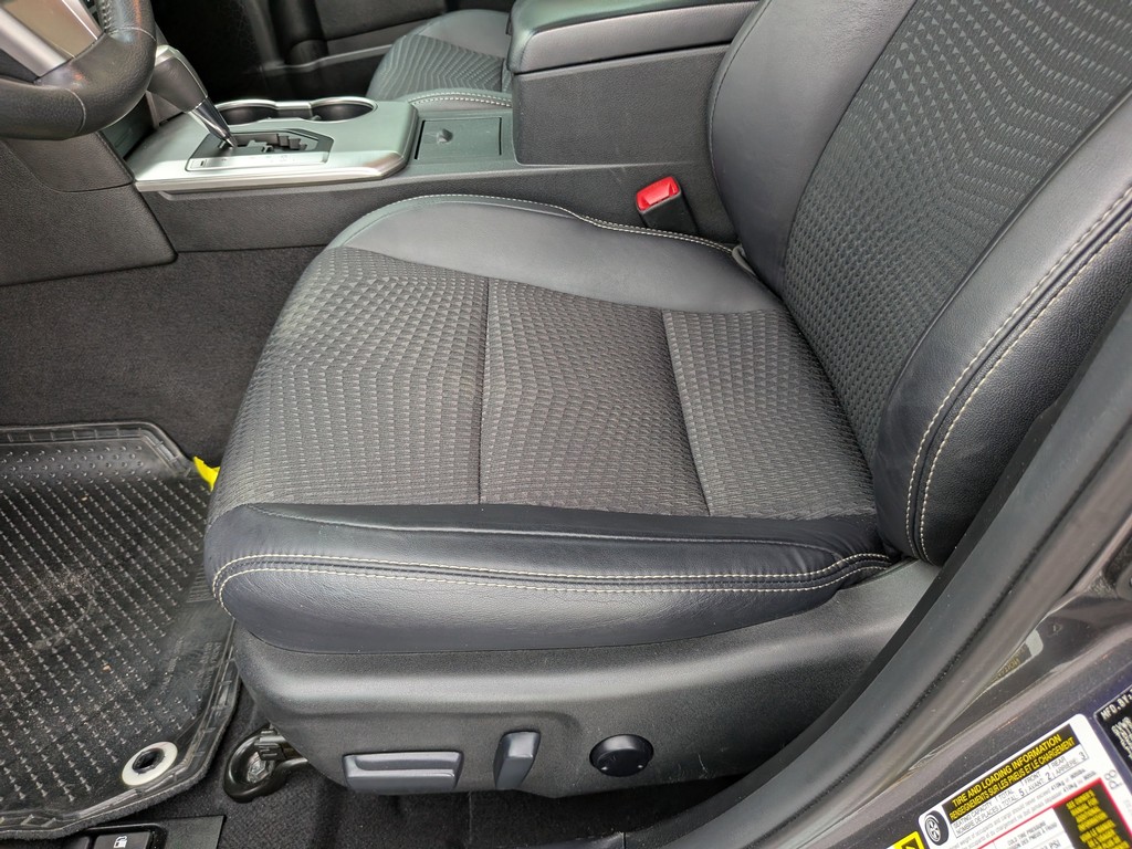 Toyota Camry Vehicle Full-screen Gallery Image 17