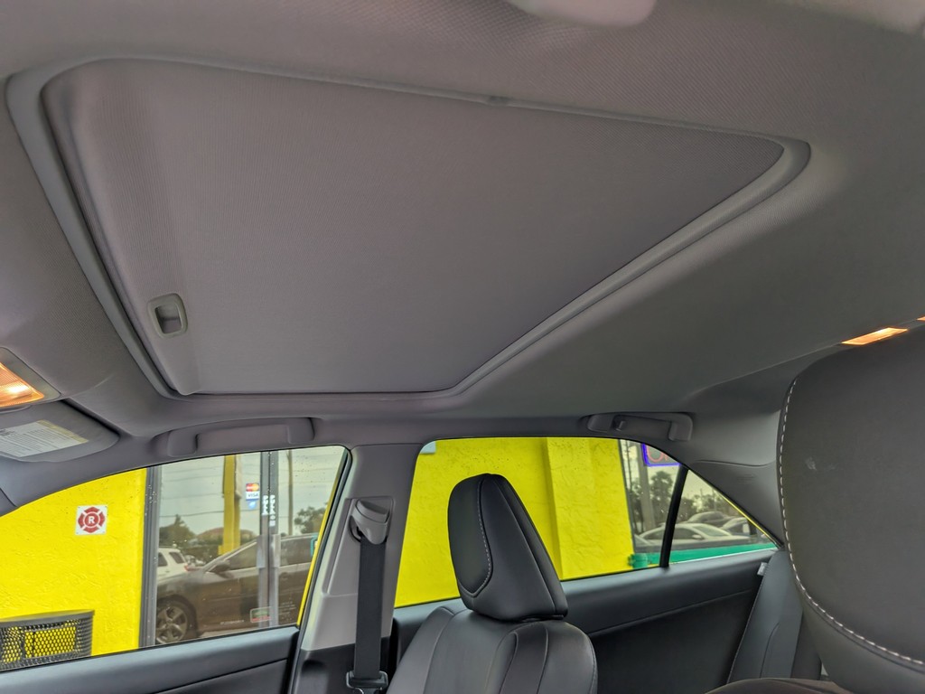 Toyota Camry Vehicle Full-screen Gallery Image 18