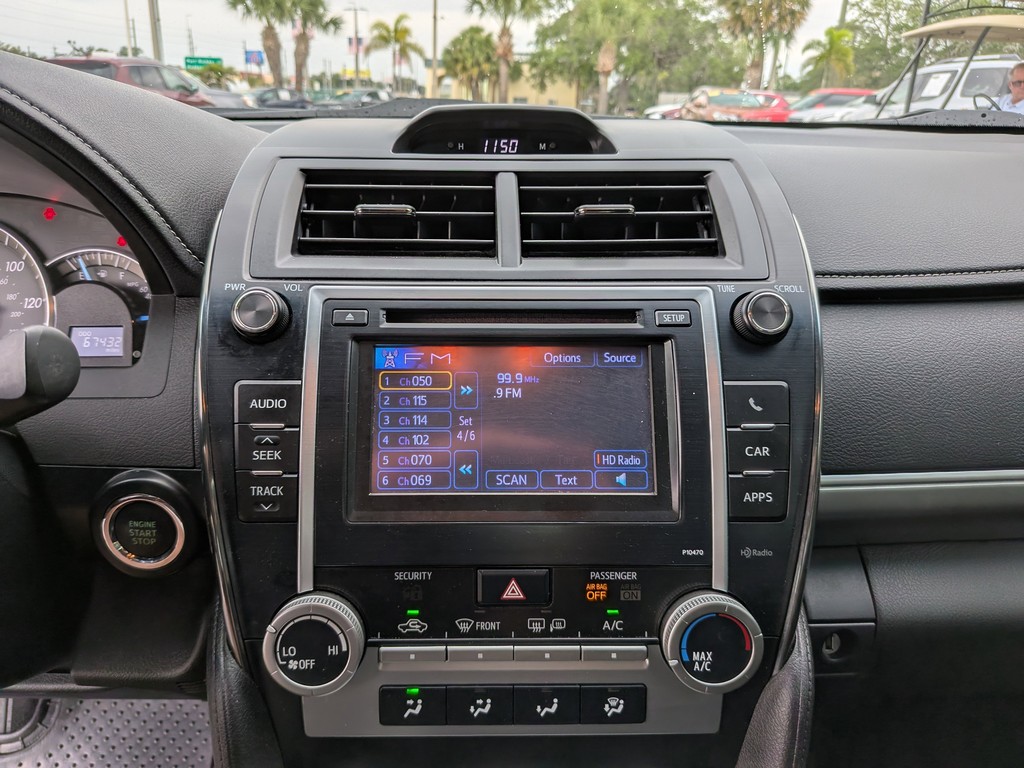 Toyota Camry Vehicle Full-screen Gallery Image 19