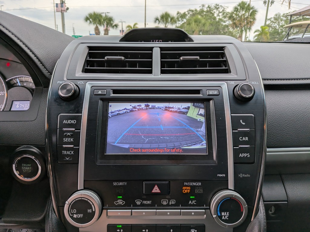 Toyota Camry Vehicle Full-screen Gallery Image 20