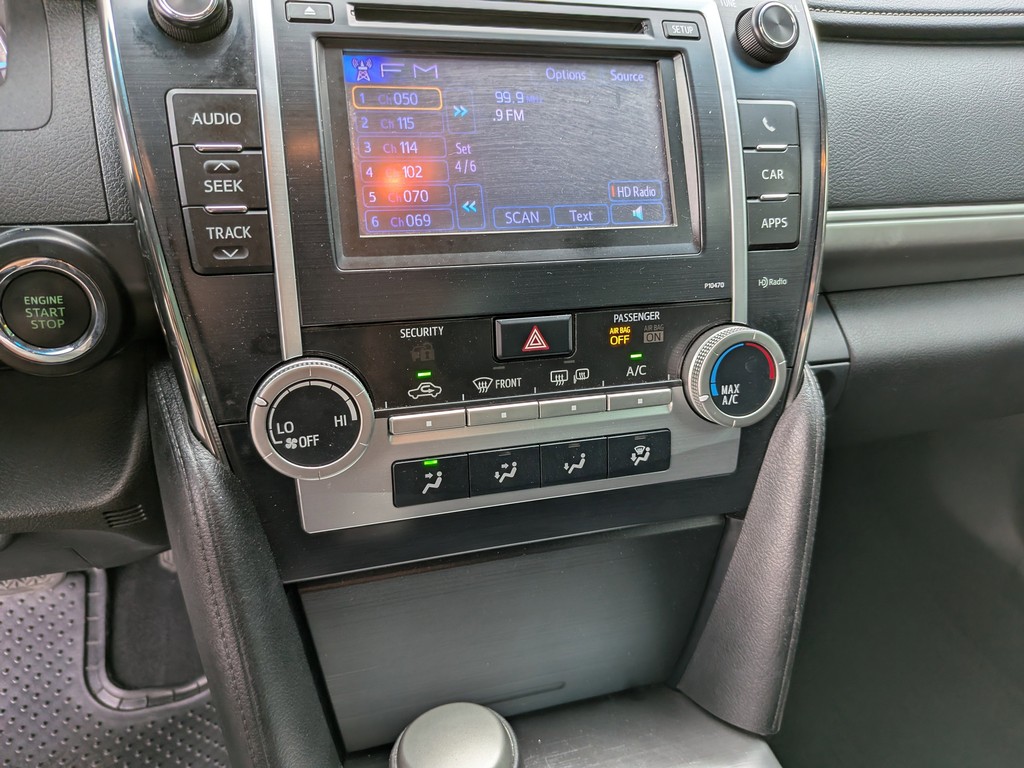 Toyota Camry Vehicle Full-screen Gallery Image 21