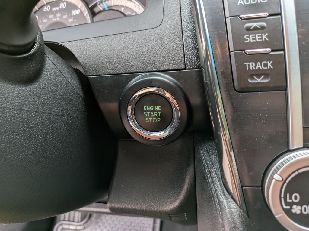 Toyota Camry Vehicle Full-screen Gallery Image 22