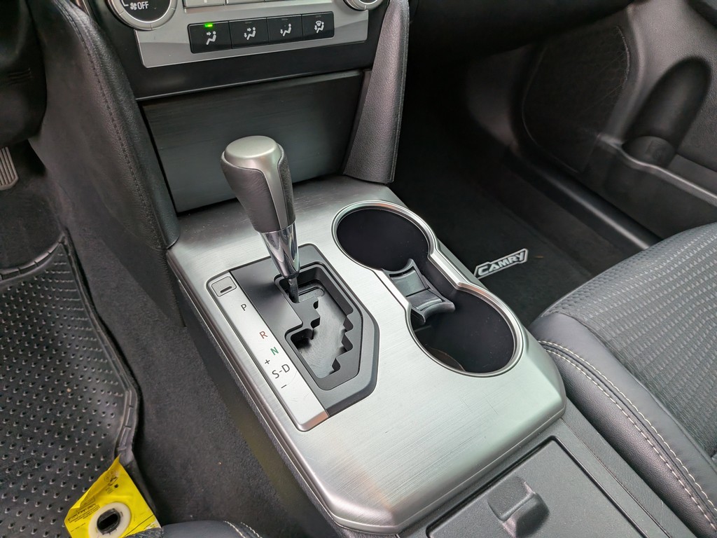 Toyota Camry Vehicle Full-screen Gallery Image 23