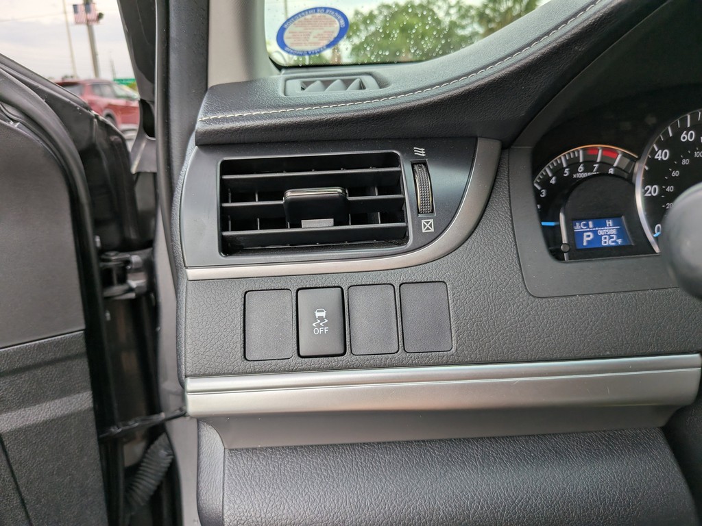 Toyota Camry Vehicle Full-screen Gallery Image 24