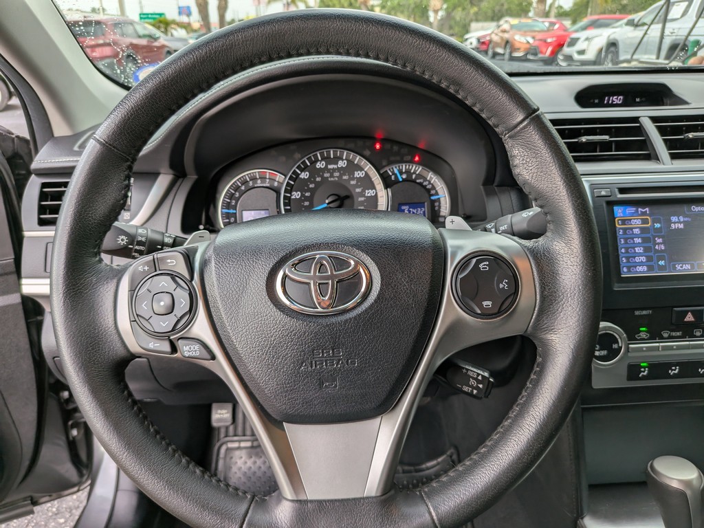 Toyota Camry Vehicle Full-screen Gallery Image 25