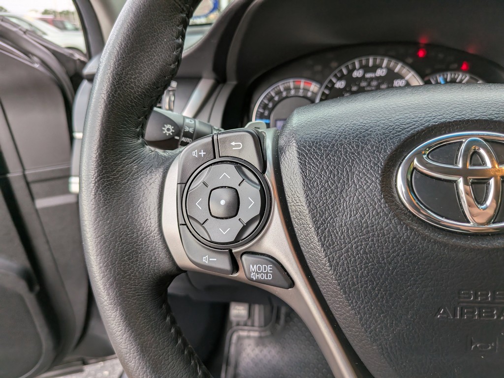 Toyota Camry Vehicle Full-screen Gallery Image 26
