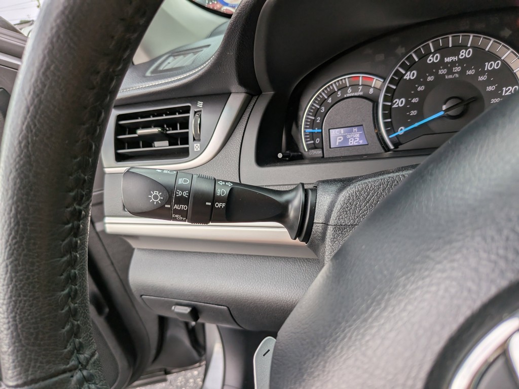 Toyota Camry Vehicle Full-screen Gallery Image 28