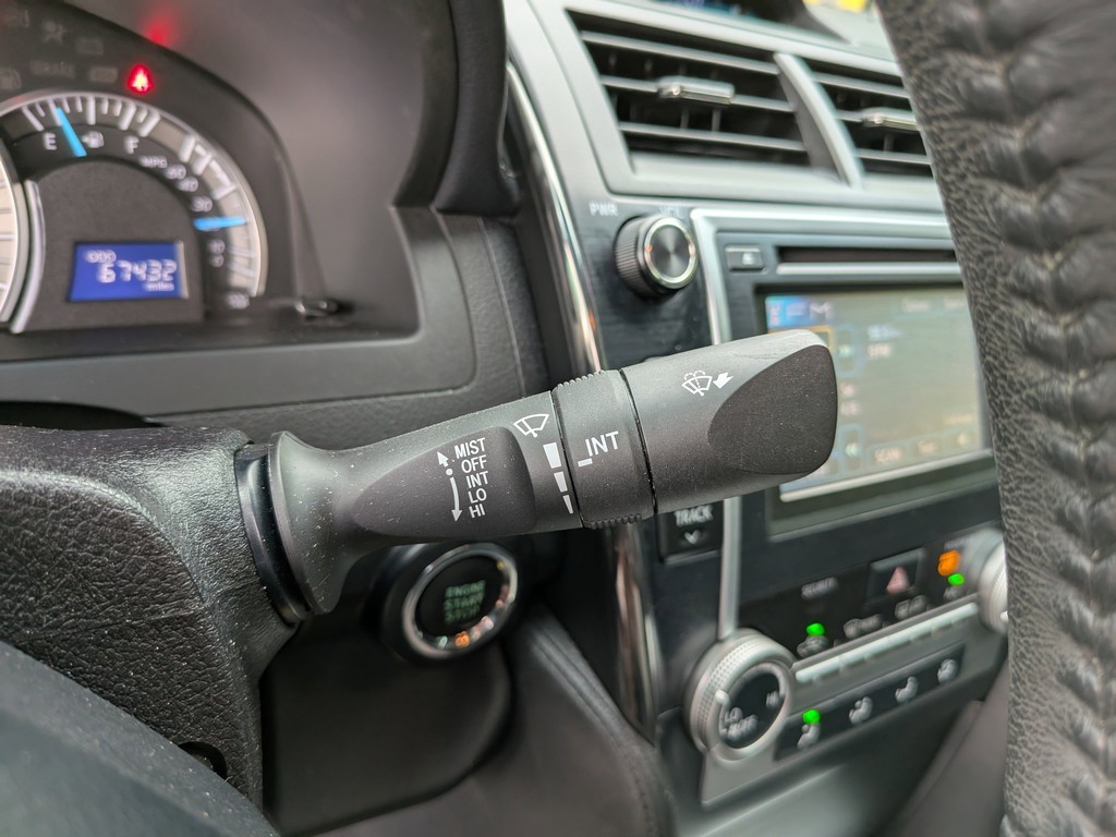 Toyota Camry Vehicle Full-screen Gallery Image 29