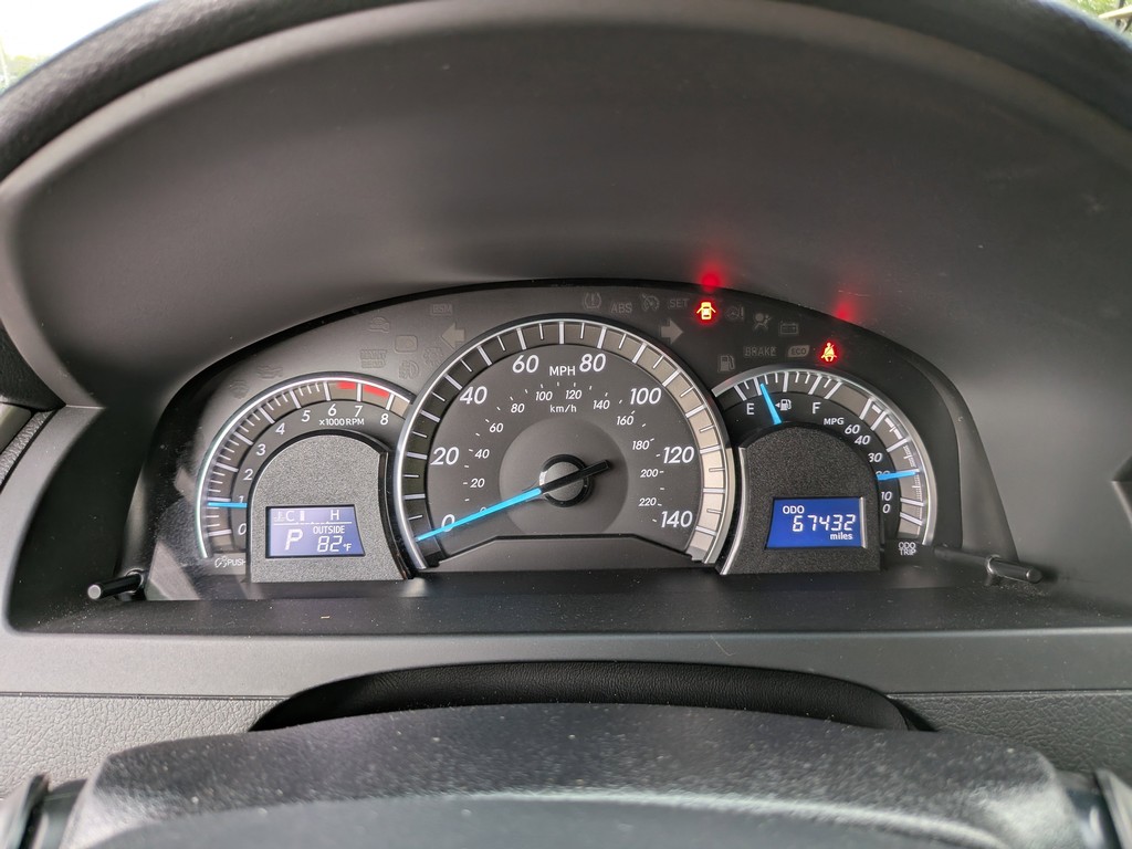 Toyota Camry Vehicle Full-screen Gallery Image 30