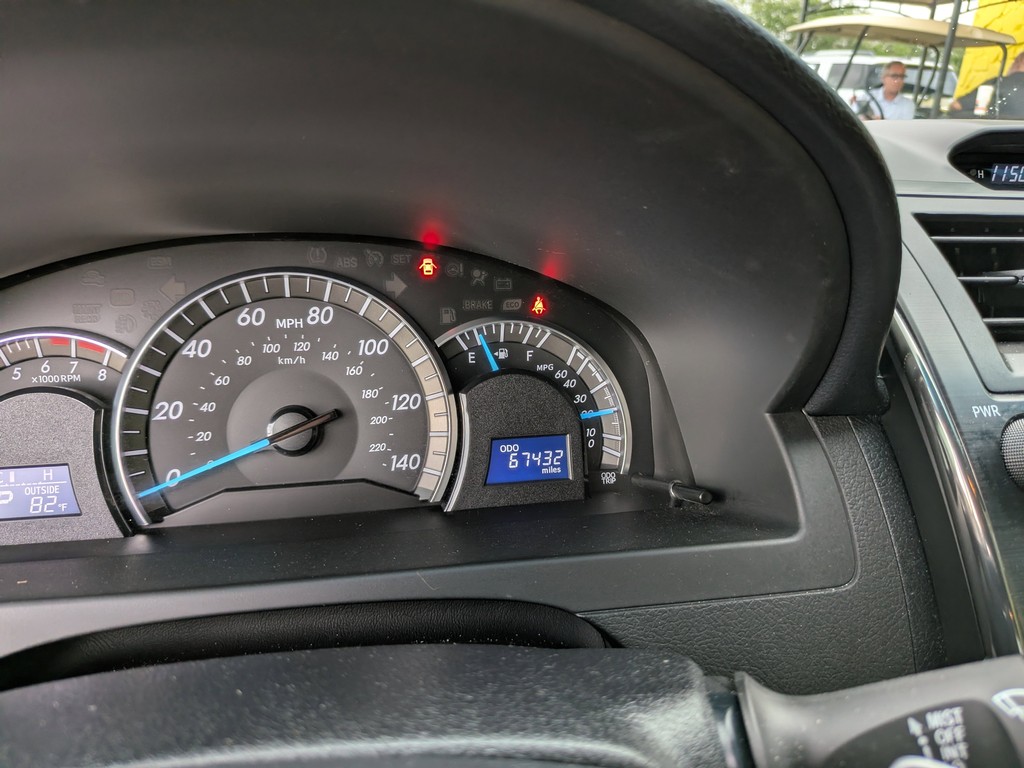 Toyota Camry Vehicle Full-screen Gallery Image 31