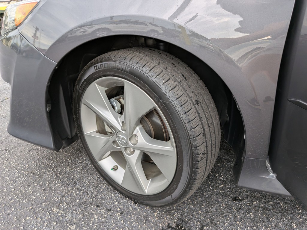Toyota Camry Vehicle Full-screen Gallery Image 32