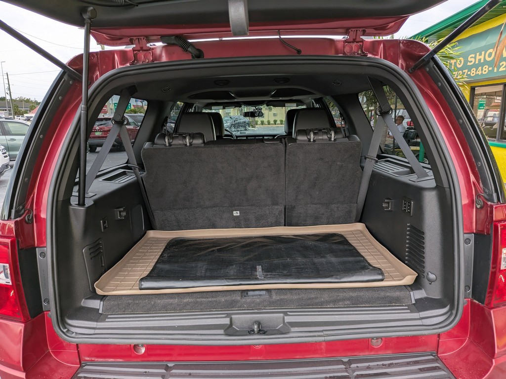 Ford Expedition EL Vehicle Full-screen Gallery Image 09