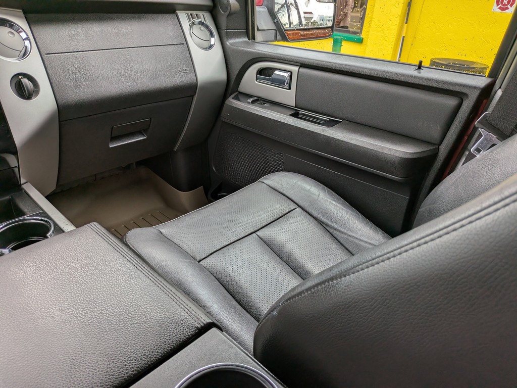 Ford Expedition EL Vehicle Full-screen Gallery Image 15