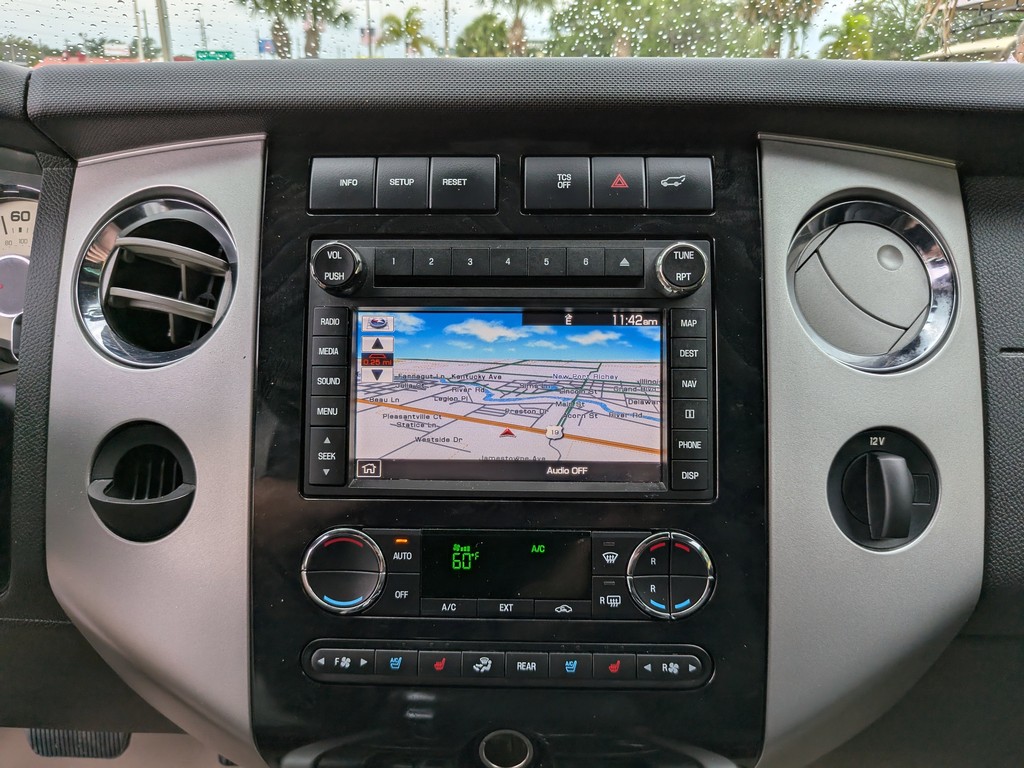 Ford Expedition EL Vehicle Full-screen Gallery Image 22