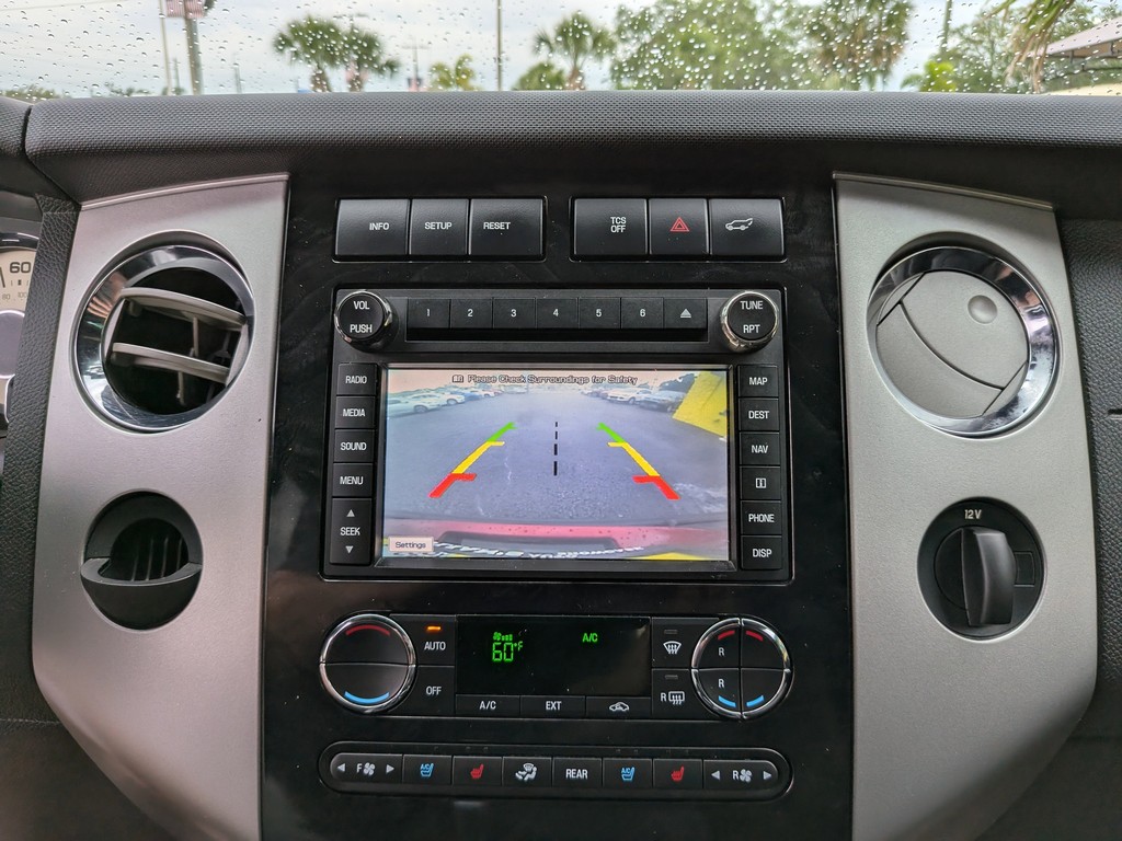 Ford Expedition EL Vehicle Full-screen Gallery Image 23