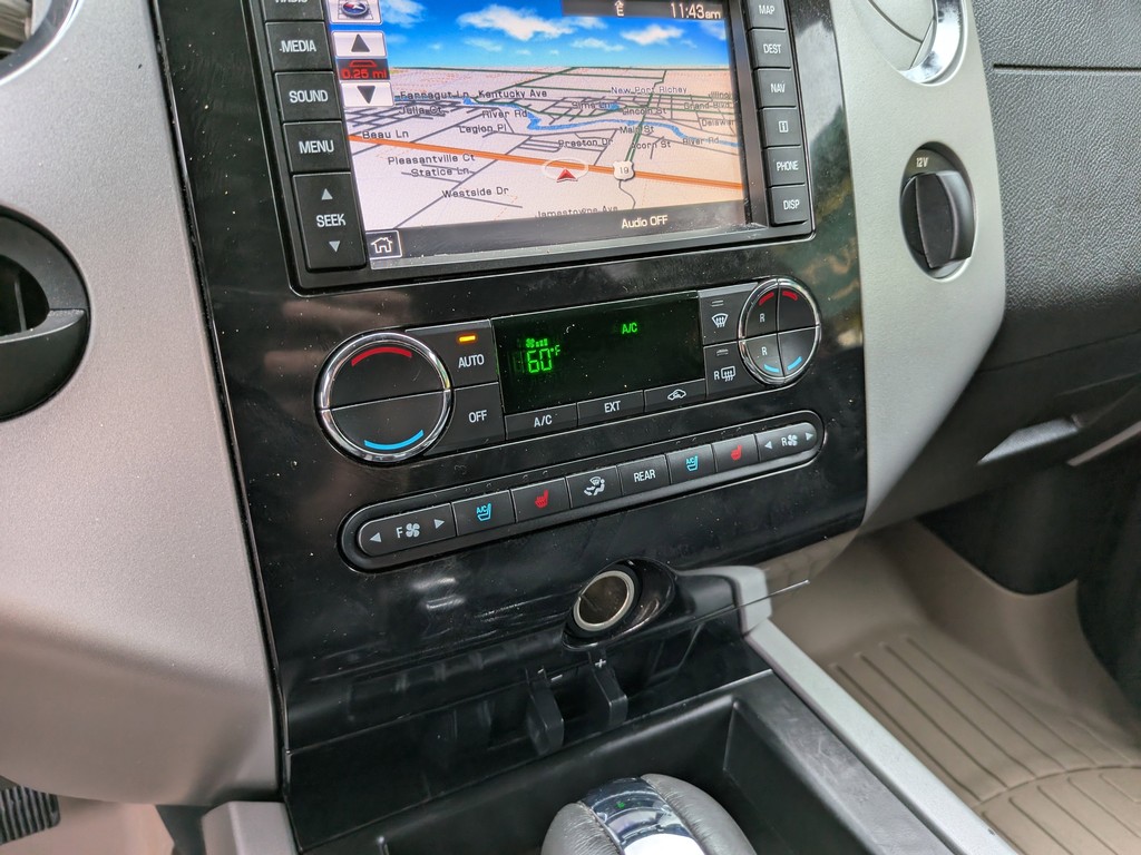 Ford Expedition EL Vehicle Full-screen Gallery Image 24