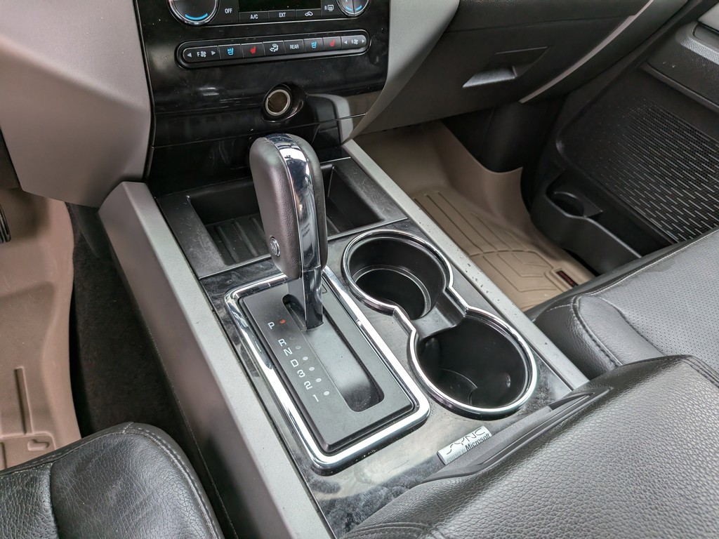 Ford Expedition EL Vehicle Full-screen Gallery Image 25