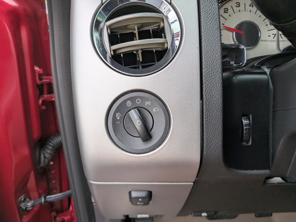 Ford Expedition EL Vehicle Full-screen Gallery Image 26