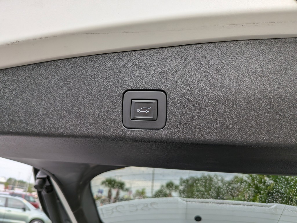 Buick Encore GX Vehicle Full-screen Gallery Image 09