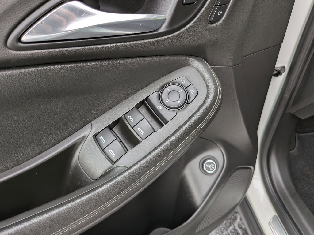 Buick Encore GX Vehicle Full-screen Gallery Image 16