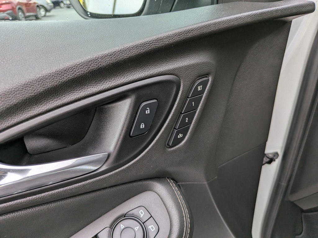 Buick Encore GX Vehicle Full-screen Gallery Image 17