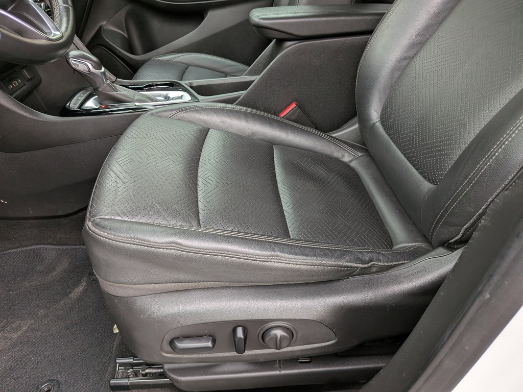 Buick Encore GX Vehicle Full-screen Gallery Image 18