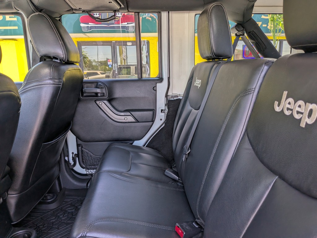Jeep Wrangler Unlimited Vehicle Full-screen Gallery Image 15