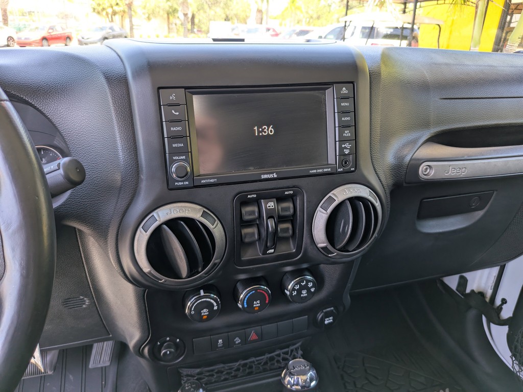 Jeep Wrangler Unlimited Vehicle Full-screen Gallery Image 20
