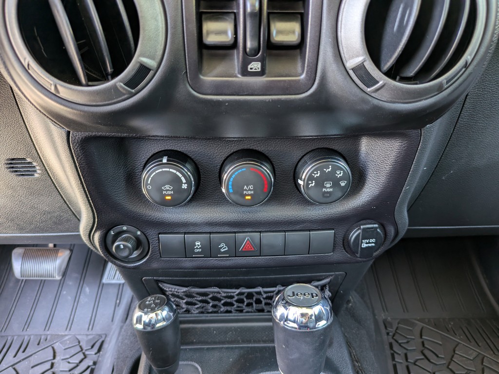 Jeep Wrangler Unlimited Vehicle Full-screen Gallery Image 21
