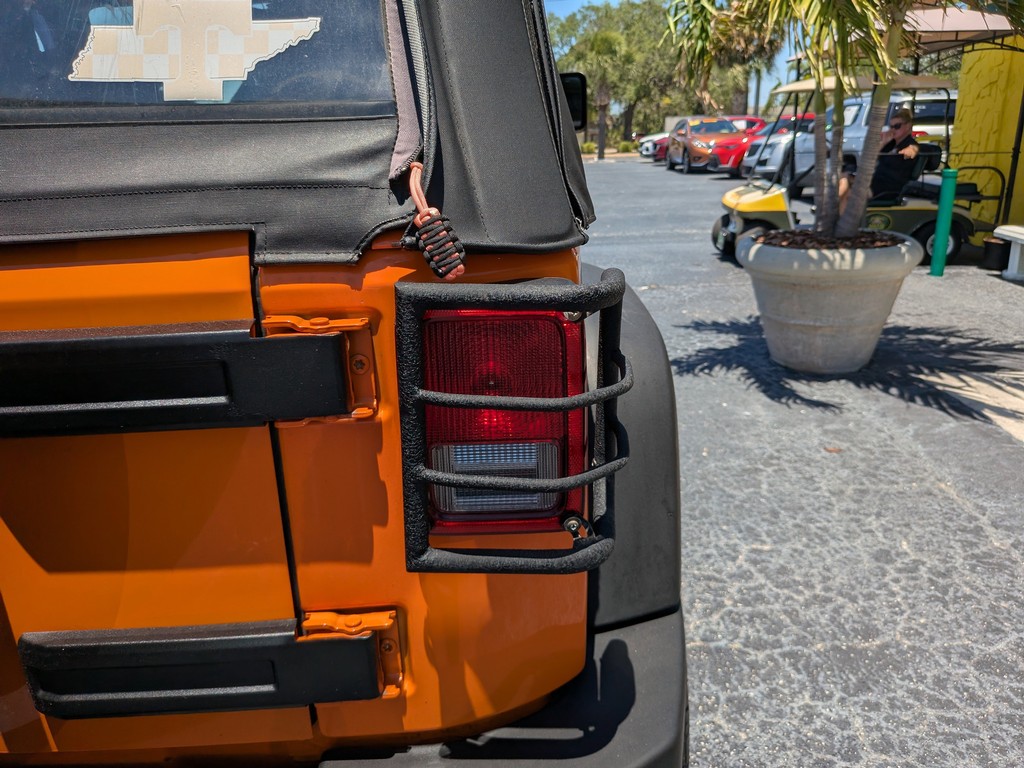 Jeep Wrangler Vehicle Full-screen Gallery Image 07
