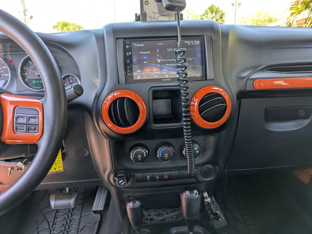 Jeep Wrangler Vehicle Full-screen Gallery Image 10