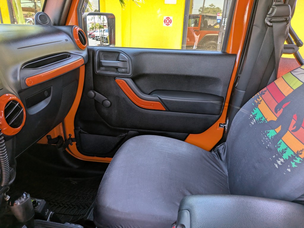 Jeep Wrangler Vehicle Full-screen Gallery Image 11