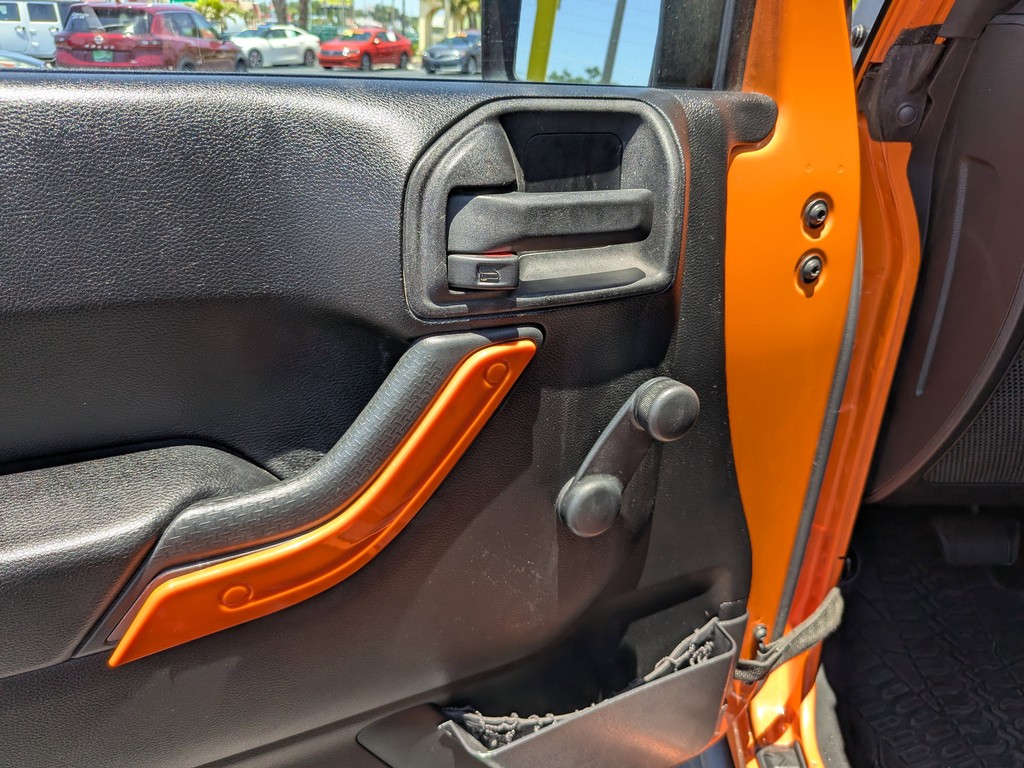 Jeep Wrangler Vehicle Full-screen Gallery Image 12