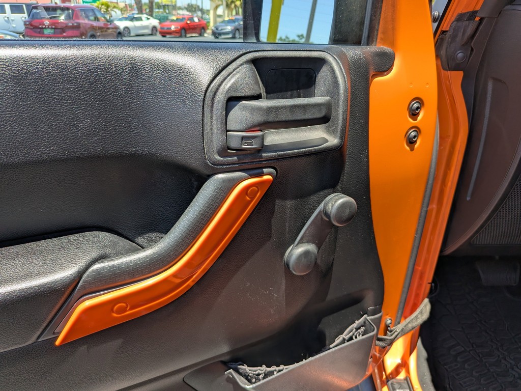 Jeep Wrangler Vehicle Full-screen Gallery Image 13