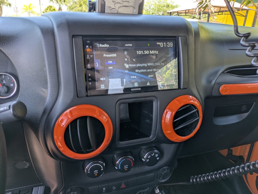 Jeep Wrangler Vehicle Full-screen Gallery Image 17
