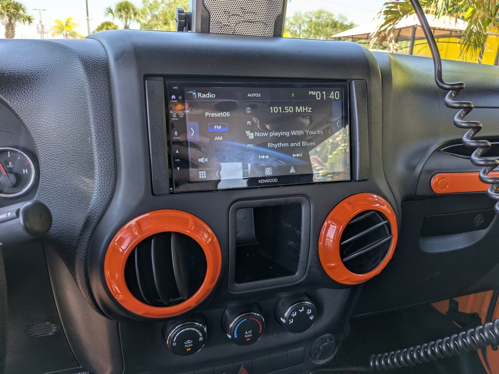 Jeep Wrangler Vehicle Full-screen Gallery Image 18