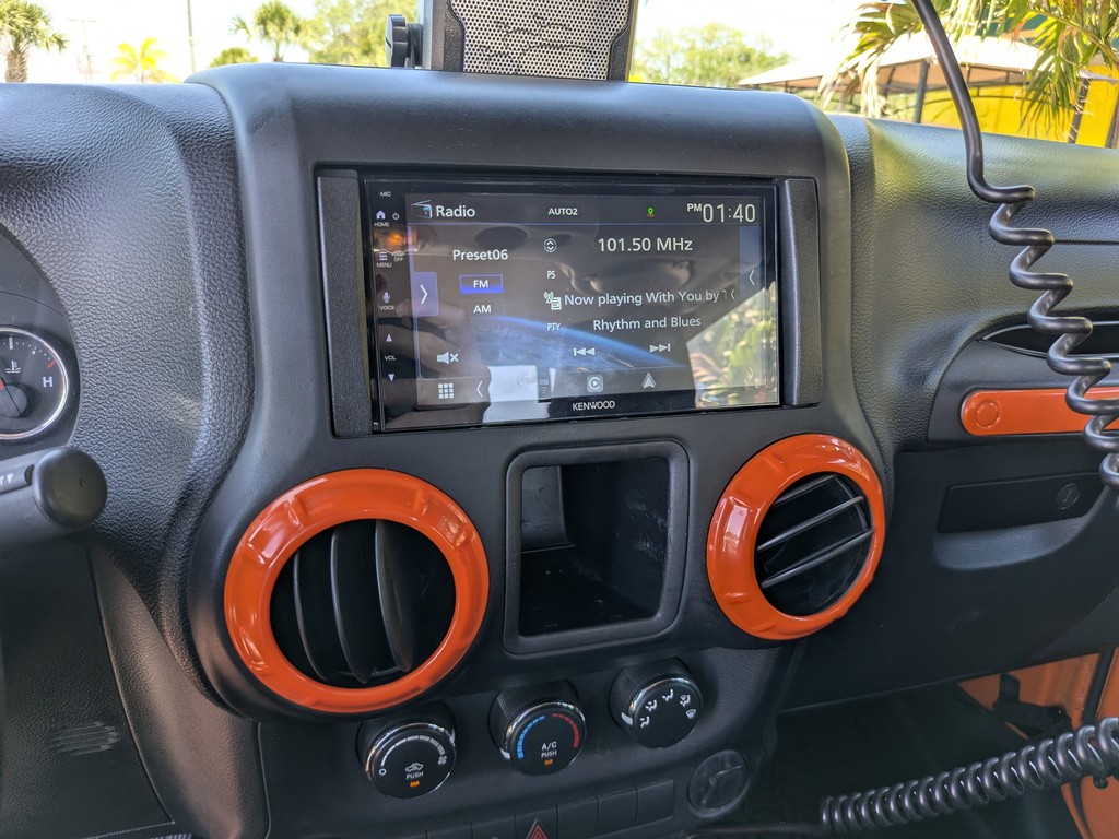 Jeep Wrangler Vehicle Full-screen Gallery Image 19